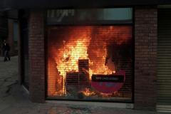 Další ohnivá noc: Fotky dokazují rabování