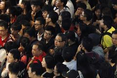 Foto: Začal se prodávat nový iPhone 5. Čekaly na něj masy lidí.