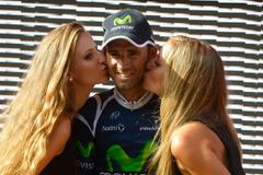 Slavící cyklisté s hosteskami během Vuelty 2012.