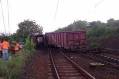 Vykolejený vlak s uhlím