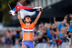 Cyklistka Marianne Vosová z Nizozemska se raduje z titulu mistryně světa