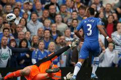 Ashley Cole z Chelsea skóruje proti Stoke City