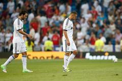 Zklamaní fotbalisté Realu Madrid Higuaín (vlevo) a Benzema