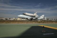 Raketoplán Endeavour přistává v Los Angeles