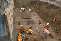 Nález hrobů z dob Přemyslovců při stavbě tunelu Blanka