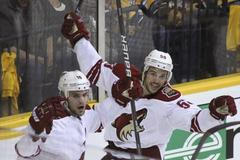 Rostislav Klesla (vlevo) se raduje z jediného gólu Phoenixu