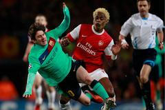 Alex Song a Lionel Messi v LM 2011