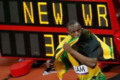 Jamajský sprinter Usain Bolt se raduje z vítězství a světového rekordu ve štafetě 4x100 metrů na OH 2012 v Londýně.