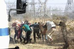 Foto: Policie zastřelila 30 horníků v platinovém dole v JAR