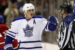 Český hokejista Tomáš Kaberle z Toronta Maple Leafs v utkání NHL 2011/12 s Montrealem Canadiens.