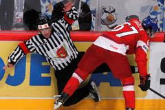 Srážka Frolíka s rozhodčím v utkání Česko - Lotyšsko