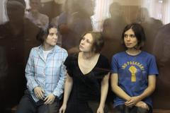 Pussy Riot v kukani u soudu