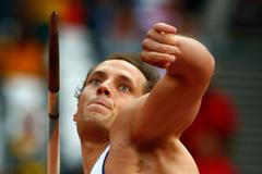Český oštěpař Vítězslav Veselý hází oštěpem během finále OH 2012 v Londýně.
