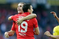 Jordan Henderson a Stewart Downing se radují z gólu Liverpoolu proti Bernu