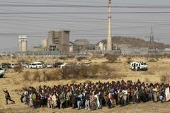 Foto: Policie zastřelila 30 horníků v platinovém dole v JAR
