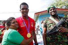 Keshorn Walcott rozdává pomoc postiženým povodní