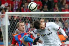 Fotbalista Plzně David Limberský v souboji s Václavem Kadlecem v utkání se Spartou Praha v utkání sedmého kola Gambrinus ligy 2012/13.