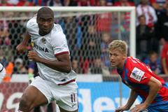 Fotbalista Plzně Václav Procházka nahání Léonarda Kweukeho v utkání se Spartou Praha v sedmém kole Gambrinus ligy 2012/13.