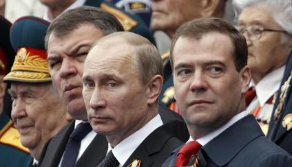 Zatímco v Rusku to vře nespokojeností, na mezinárodní scéně prezidentu Vladimiru Putinovi (uprostřed, na archivním snímku se svým věrným podporovatelem Dmitrijem Medveděvem nahrává podle britského historika Marka Galeottiho konflikt mezi USA, Izraelem a Íránem.