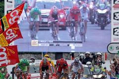 Peter Sagan, slovenský cyklista při spurtu v závěru 14. etapy Tour de France 2012