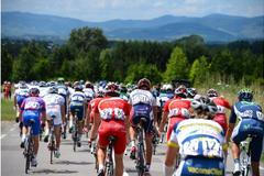 Cyklistický peloton během desáté etapy Tour de France 2012.