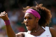 Americká tenistka Serena Williamsová v semifinálovém utkání Wimbledonu 2012 proti Bělorusce Viktorii Azarenkové.