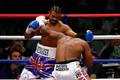 Britský boxer David Haye boxuje s Britem Dereckem Chisorou v mezinárodním mistrovství těžké váhy v londýnském Upton Parku v roce 2012.