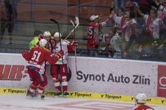 Hokejisté Slavie Praha Tomáš Micka a Petr Jelínek v prvním kole Tipsport extraligy 2012/13 se Zlínem.