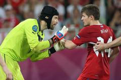 Český brankář Petr Čech dává instrukce Václavu Pilařovi v utkání skupiny A na Euru 2012
