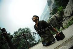 Foto: Beznohý zpěvák po rukách zdolal pohoří Chua-šan v Číně