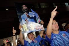 Fotbalista Didier Drogba z Pobřeží Slonoviny je vítán fanoušky při příletu do nového působiště Šanghaj Šenhuja.