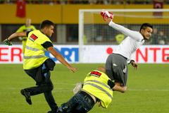 V přátelském zápase Rakousko - Turecko vniknul na hrací plochu fanoušek