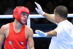 Český boxer Zdeněk Chládek bojuje v kategorii do 64 kg s Mongolem Munch-Erdene Urančimegem na OH 2012 v Londýně.
