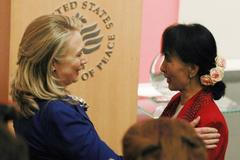 Hillary Clintonová a Su Ťij během setkání ve Washingtonu