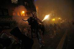 Foto: Dramatické okamžiky při běhu býků v Pamploně