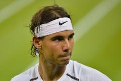 Rafael Nadal během utkání Wimbledonu 2012 proti Lukáši Rosolovi