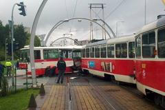 Srážka tramvaje s autobusem