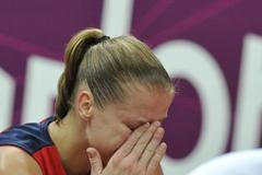 Česká basketbalistka Kateřina Elhotová smutní po prohraném čtvrtfinálovém utkání s Francií na OH 2012 v Londýně.