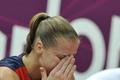 Česká basketbalistka Kateřina Elhotová smutní po prohraném čtvrtfinálovém utkání s Francií na OH 2012 v Londýně.