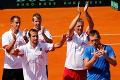 Čeští tenisté slaví postup do finále Davis Cupu 2012 po utkání Tomáše Berdycha s Atgentincem Carlosem Berlocqem.