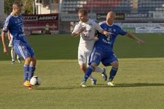 Olomoucký fotbalista Tomáš Janotka (vlevo) se snaží nahrát Janu Schulmeisterovi (vpravo) v utkání 2. kola Gambrinus ligy se Slováckem.