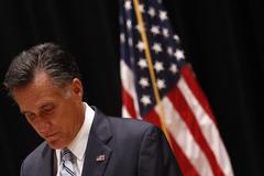 Mitt Romney hovoří v Los Angeles k novinářům