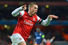 Fotbalista Arsenalu Lukas Podolski slaví gól v utkání Ligy mistrů 2012/13 proti Montpellier.