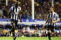 Demba Ba z Newcastlu se raduje z gólu do sítě Evertonu