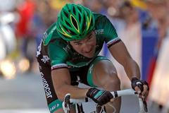 Francouzský cyklista Thomas Voeckler ze stáje Europcar dojíždí závod v desáté etapě Tour de France 2012.
