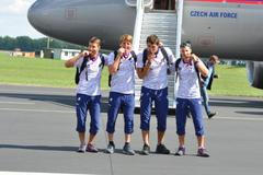 Póza s olympijskými medailemi před letadlem: Jan Štěrba, Lukáš Trefil, Josef Dostál, Daniel Havel (zleva).