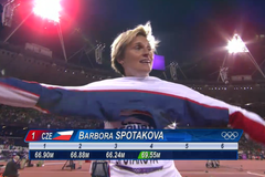 Česká oštěpařka Barbora Špotáková po třetím pokusu ve finále na OH 2012 v Londýně.