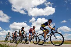 Dánský cyklista Chris Anker Sorensen během sedmé etapy Tour de France 2012 vede skupinku cyklistů.