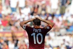 Smutný Francesco Totti po prohraném zápase s Boloňou