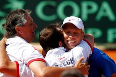 Český tenista Tomáš Berdych v semifinálovém utkání Davis Cupu 2012 s Argentincem Carlosem Berlocqem.